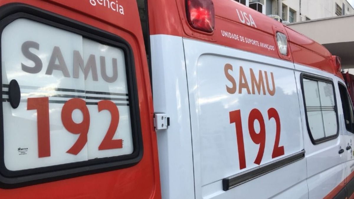 A foto mostra uma ambulância do Samu, branca e vermelha