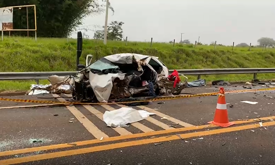 Acidente entre carro e caminhão em São Carlos mata 4 pessoas na SP