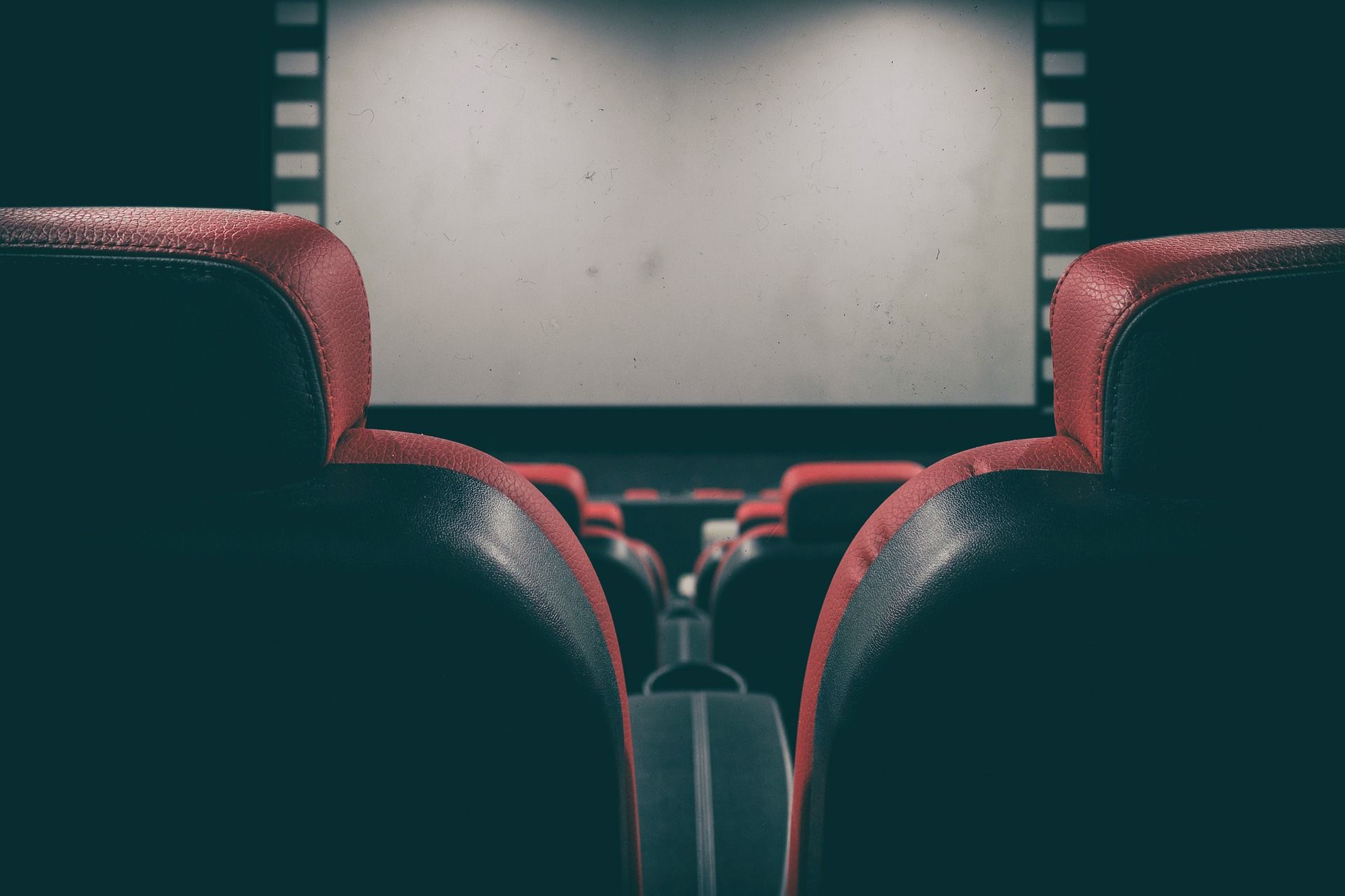 Poltronas e tela de cinema