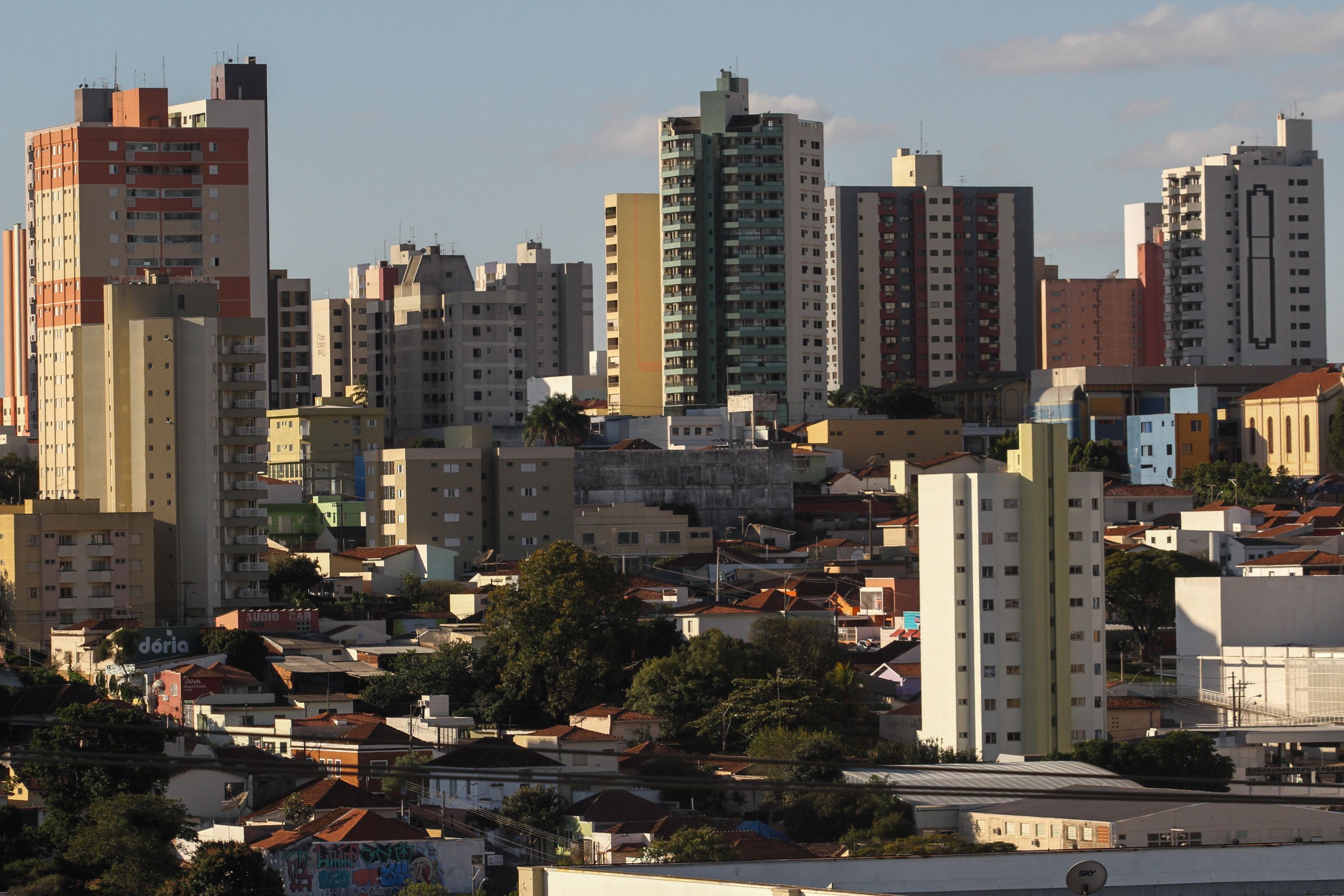 Paisagem urbana de São Carlos, com diversos prédios e moradias.