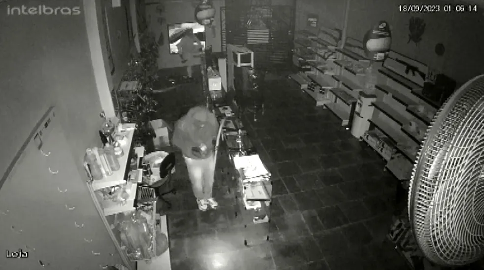 Imagem de câmera de segurança mostra ladrão invadindo Clube de Tiro.