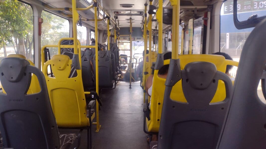 Interior de ônibus em São Carlos.