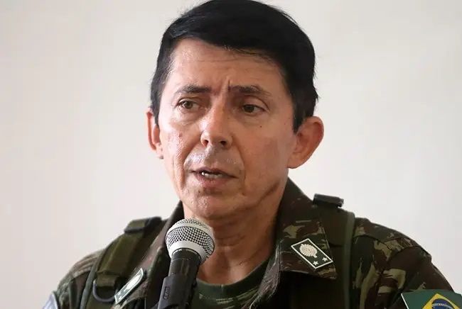 Ridauto Lúcio Fernandes, general, com trajes militares, com insígnia na lapela direita.