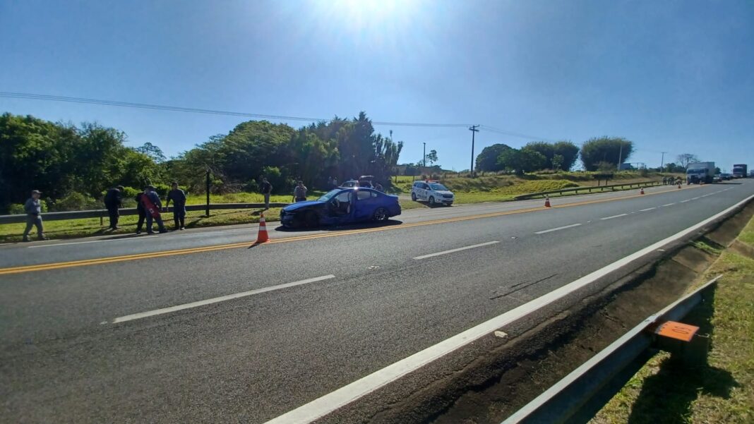 Rodovia SP-318 com carro envolvido no acidente, a BMW azul