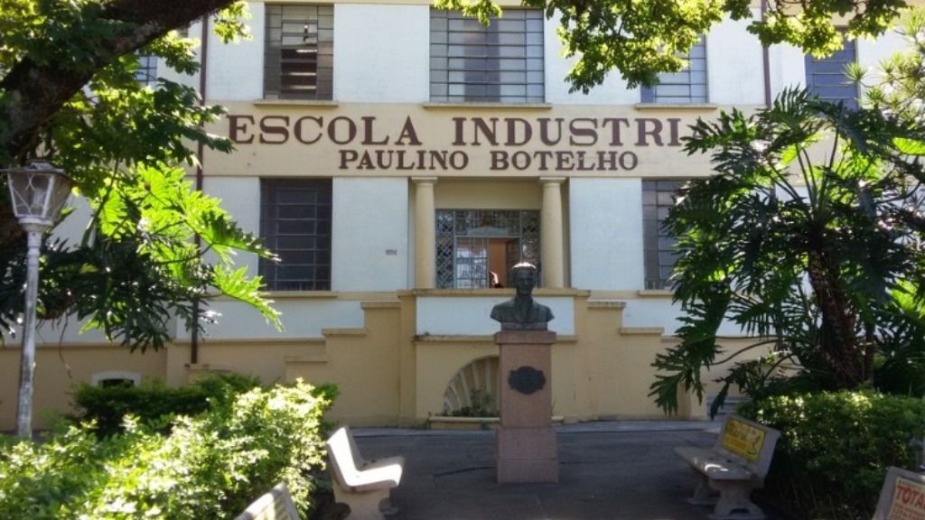 Fachada da Etec Paulinho Botelho, em São Carlos. À frente, um busto do patrono da instituição.