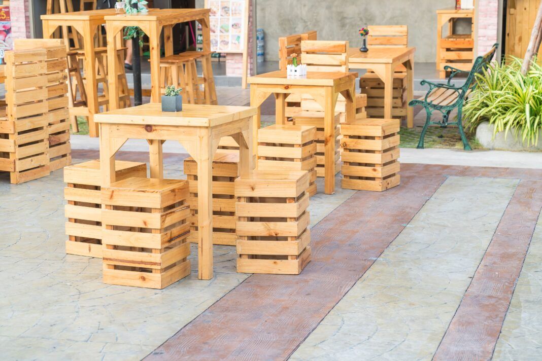 Mesas e cadeiras feitas de pallets em cores de madeiras naturais