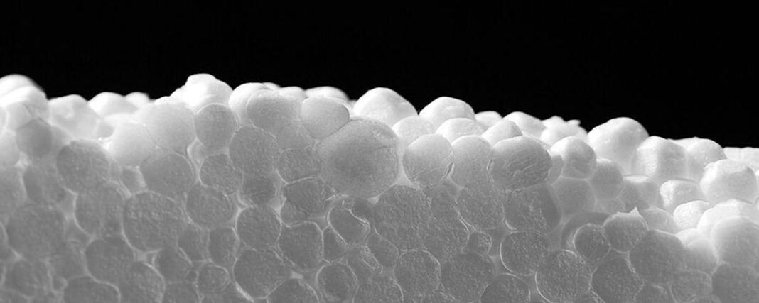 Imagem em close de um isopor, com os grânulos de poliestireno em formato esférico
