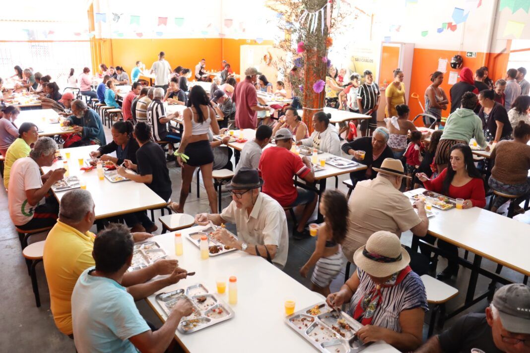 A foto mostra pessoas almoçando em um restaurante