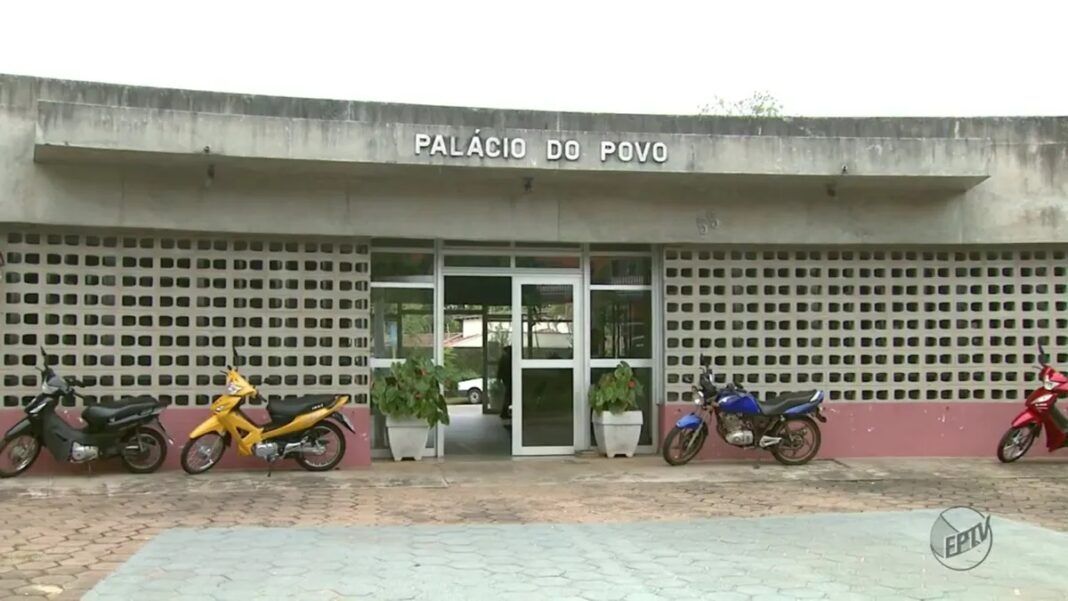 Fachada da Prefeitura de Descalvado, com motocicletas estacionadas sobre a calçada.