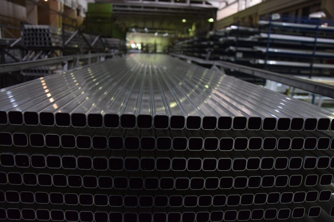 A foto mostra placas de alumínio em uma indústria