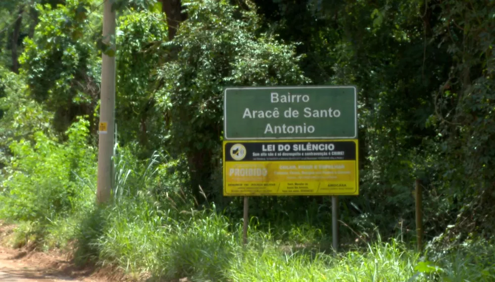 A foto mostra uma placa com os dizerem Bairro Aracê de Santo Antônio
