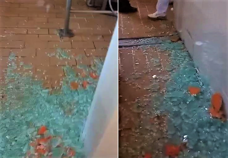 A foto mostra estilhaços de vidro no chão de uma cozinha