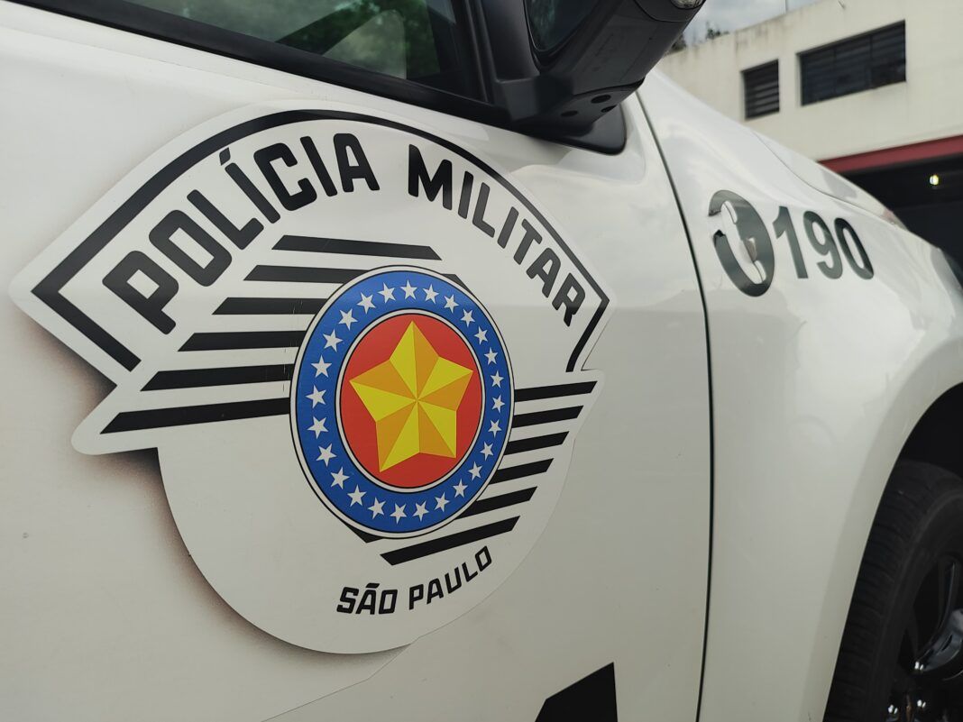 A foto mostra o brasão da Polícia Militar estampado em uma viatura branca