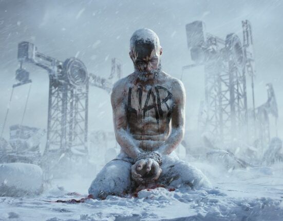 Imagem de um homem ajoelhado e congelado, em um ambiente glacial