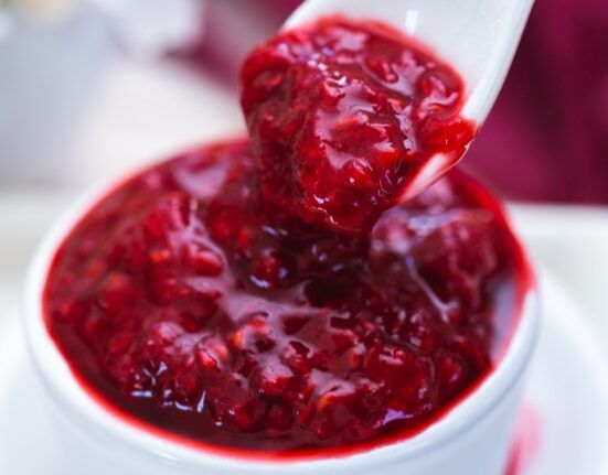Deliciosa calda de frutas vermelhas para as sobremesas do final do ano (Foto: Reprodução/ Freepik)