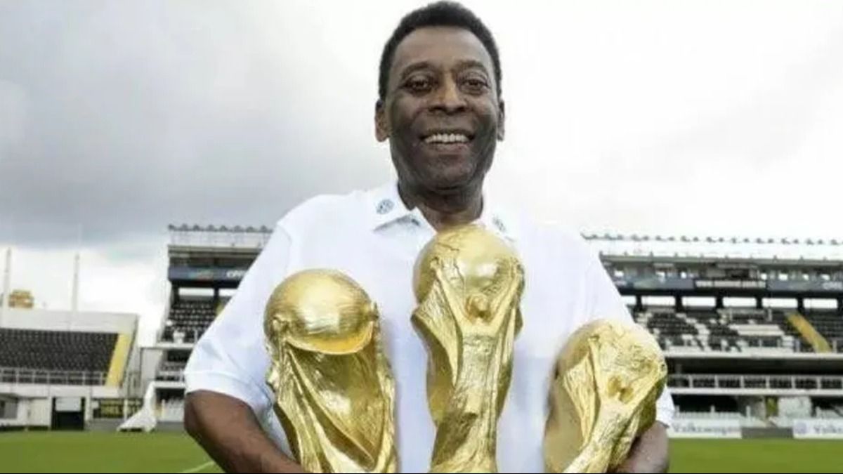 Pelé com os títulos mundiais (Foto: Reprodução/ Redes sociais)