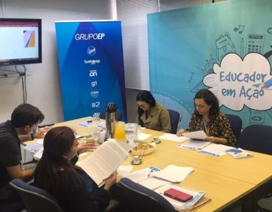 Banca examinadora do concurso examina as 21 propostas recebidas para a Educação Infantil de São Carlos