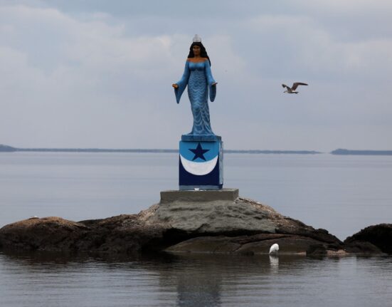 Escultura de Iemanjá à beira do mar (Foto: Reprodução/ Prefeitura do Rio/ Motta)