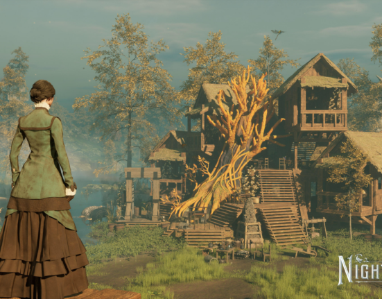 Uma mulher parada, olhando uma construção feita em madeira, que lembra um moinho antigo