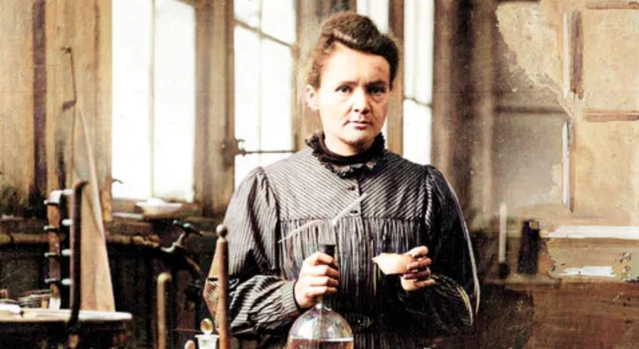 Marie Curie em seu laboratório, onde realizou descobertas revolucionárias que moldaram a ciência moderna.