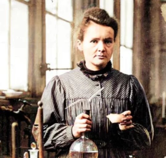 Marie Curie em seu laboratório, onde realizou descobertas revolucionárias que moldaram a ciência moderna.