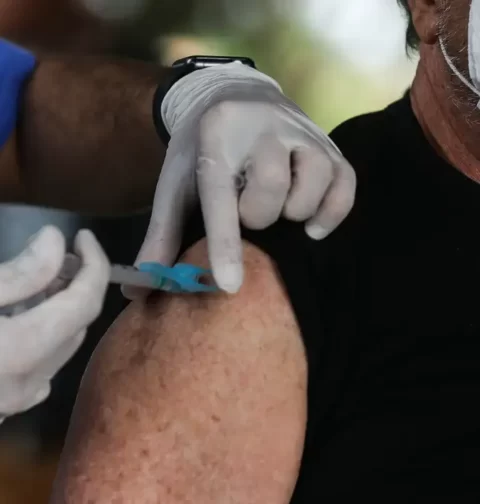 pessoa sendo vacinadas