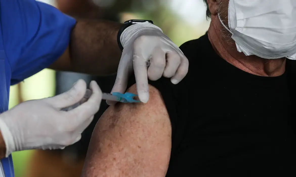 pessoa sendo vacinadas