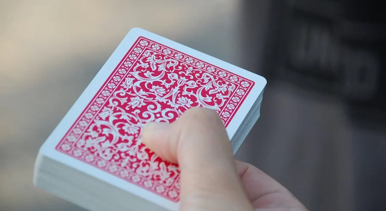 Jogo de cartas é popular em todo o mundo e muitos tentam descobrir em qual país ele foi criado