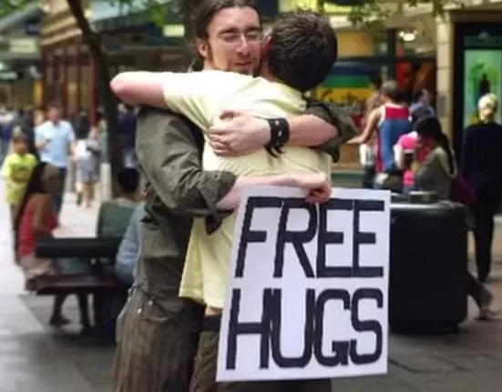 abraço, campanha, abraços grátis, pessoas se abraçando