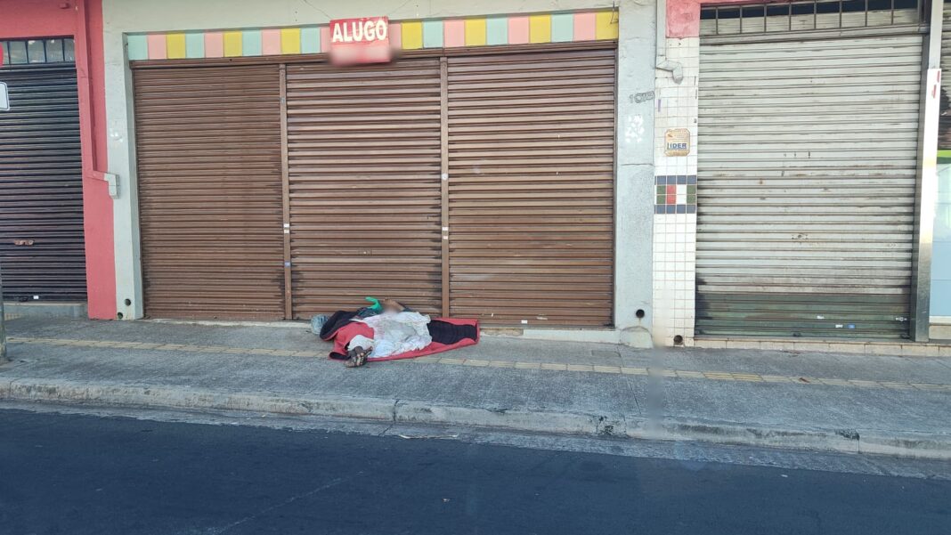 Homem dormindo na rua