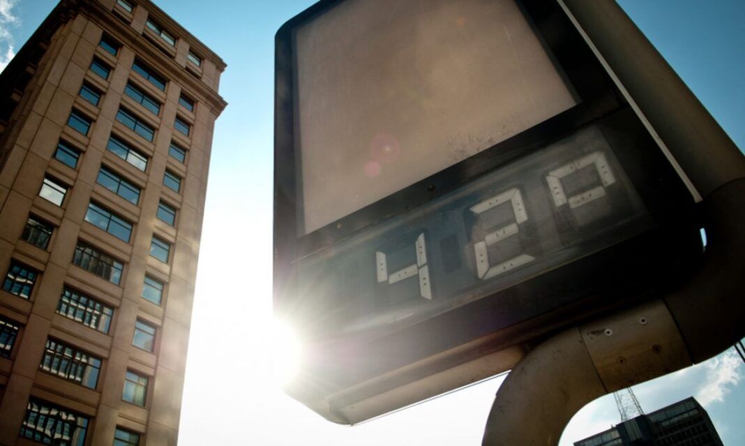 foto mostra termômetro de rua registrando 42ºC